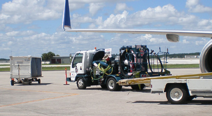 Fueling Truck delivering fuel by wing tanks