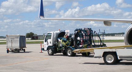 Fueling Truck delivering fuel by wing tanks